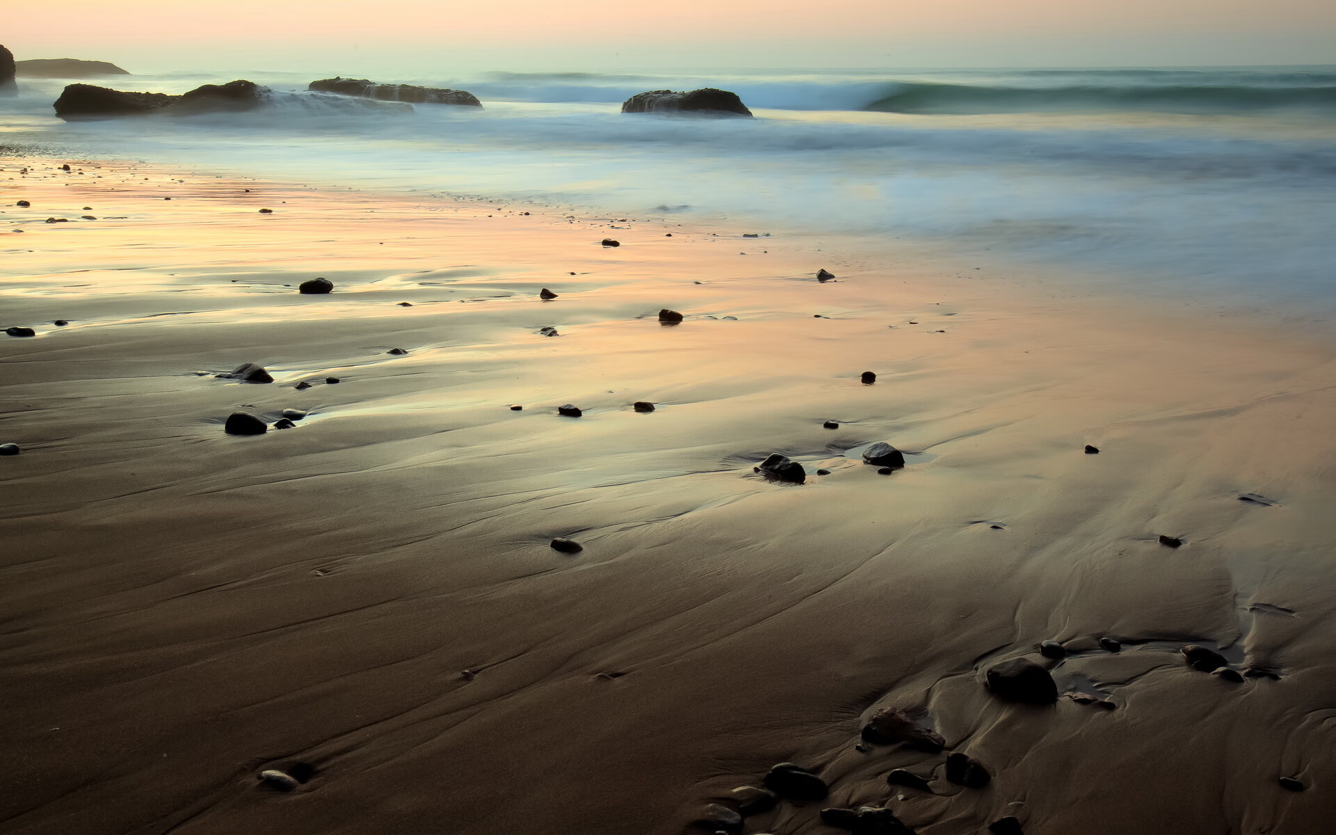 哥伦比亚队门将费尔南德斯在巴黎奥运会上展现出高水平的扑救能力