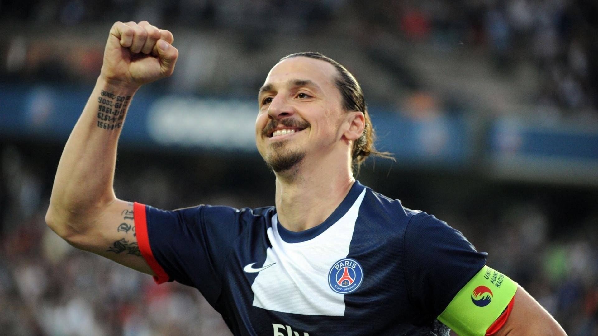 球迷为主队加油打气自制应援物成为现场最亮眼的存在，打球应援口号